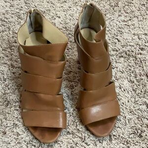 Michael Michael KORS EUC Tan Leather 3.5 inch sandal heel, Size 7.5M